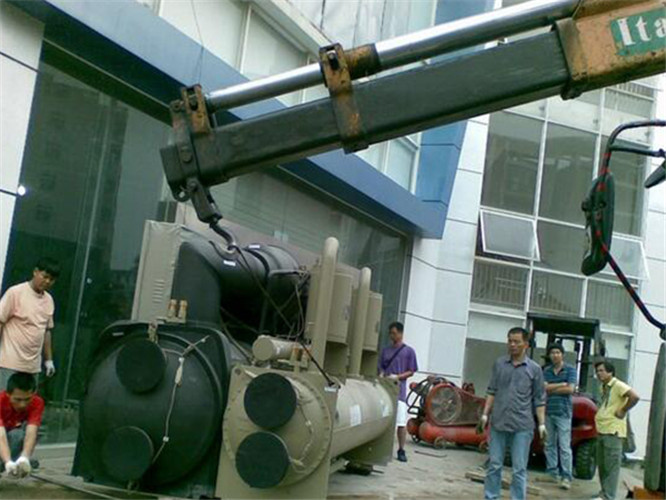 平山区随车吊和汽车吊的核心区别是什么？哪种更省钱？