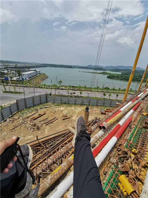 平山区作业中发生设备损坏或人员意外，责任怎么划分？